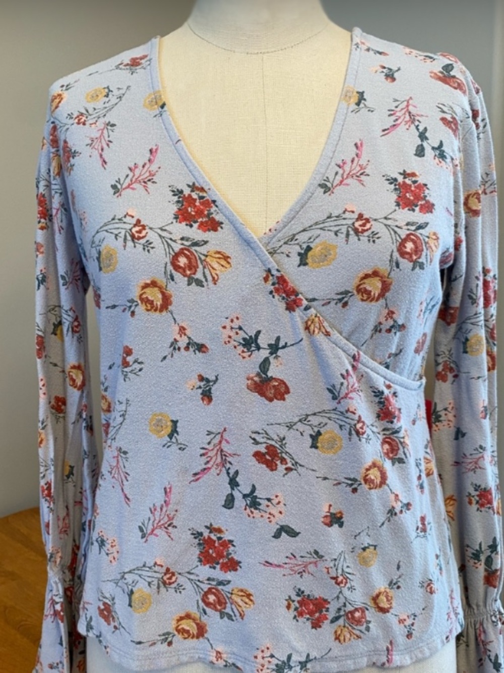 Lucky Brand long sleeved top with frilly wrists and v neck wrap style bodice. S🩵